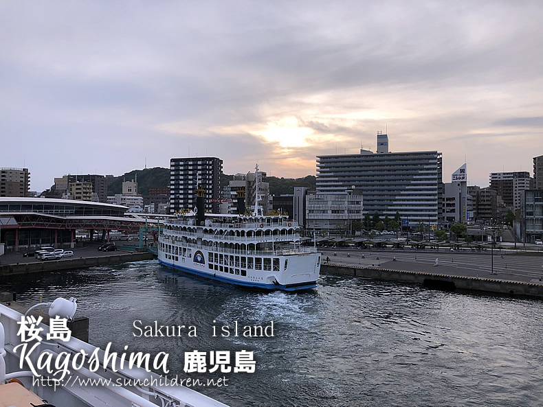 桜島フェリーと夜景　錦江湾から眺める